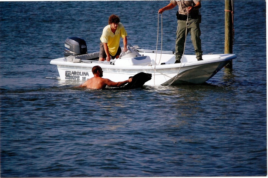 Brave Man Saving Drowning 400-lb Black Bear Is Possibly One Of The Greatest Rescue Stories Ever