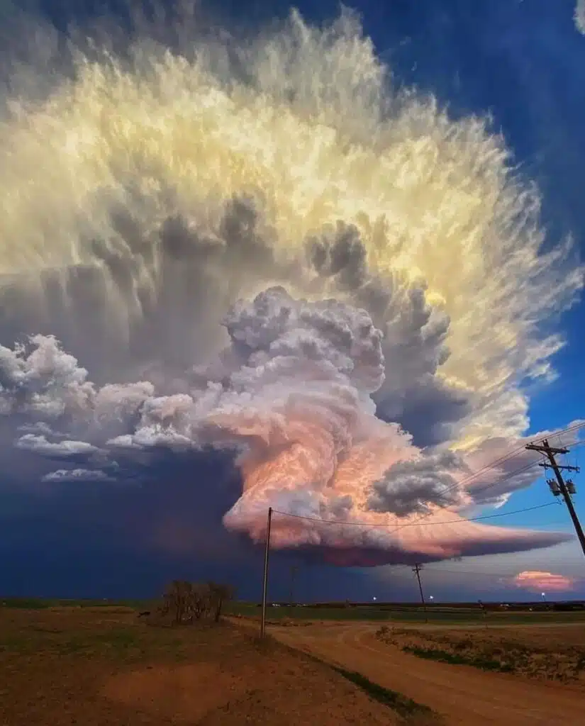 Incredible storm clouds captured in West Texas-awaken