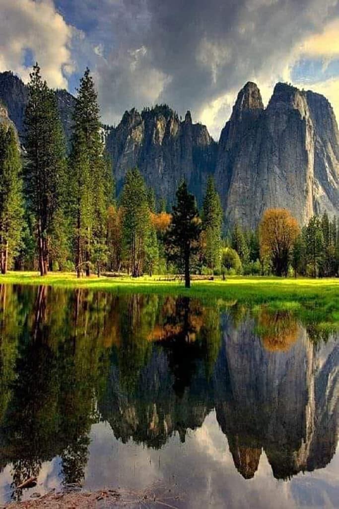 Cathedral Rock,Yosemite National Park,California USA(James Radford photo)